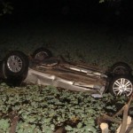 carro dentro do lago