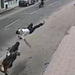 Motociclista voa na moto