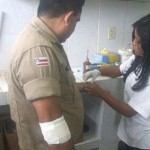 Policial recebe curativo