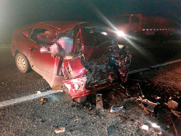 Carro bate de frente e mata 4 pessoas
