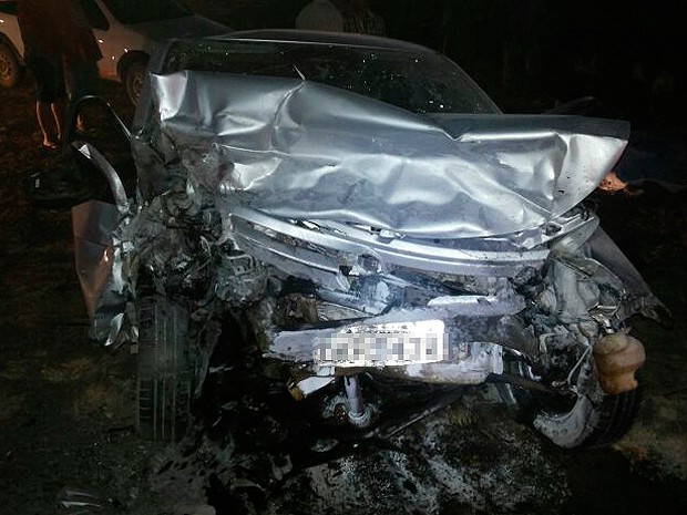 Carro bate de frente e mata 4 pessoas2