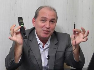 Diretor Carlos Costa com telefone VoIP, tecnologia