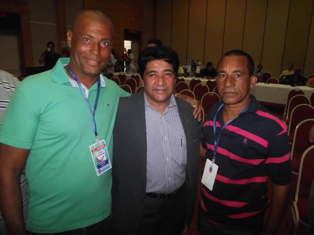 Presidente da FBF Edinaldo Rodrigues ladeado por congressistas