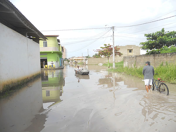Morador ajuda o povo com Barco nas ruas do Bela Vista