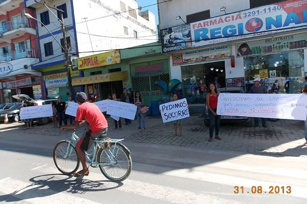 Sem cirurgias parentes de pacientes protestam em frente ao Hospital de Teixeira de Freitas 2