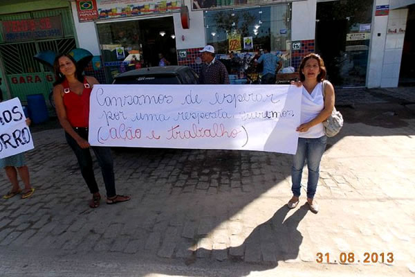Sem cirurgias parentes de pacientes protestam em frente ao Hospital de Teixeira de Freitas 3