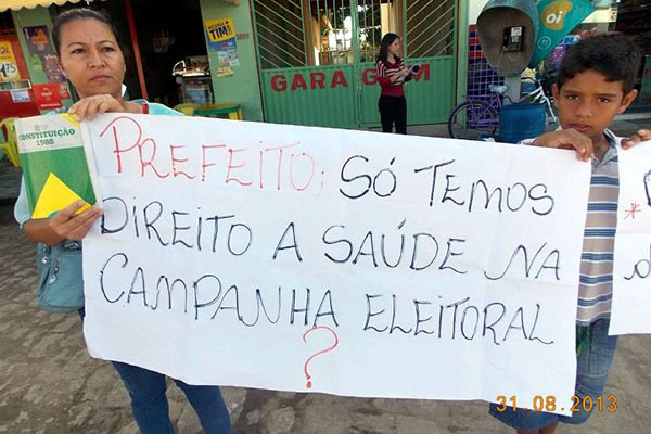 Sem cirurgias parentes de pacientes protestam em frente ao Hospital de Teixeira de Freitas