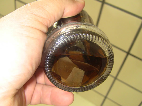 Garrafa de Coca Cola com saco e papel do jogo do bicho 4