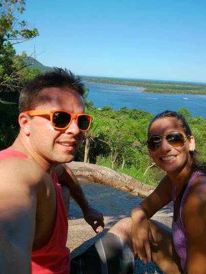 Casal cai em cachoeira