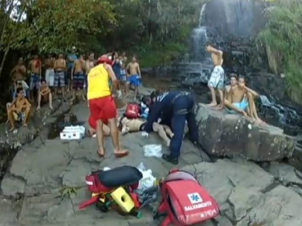 Casal cai em cachoeira2