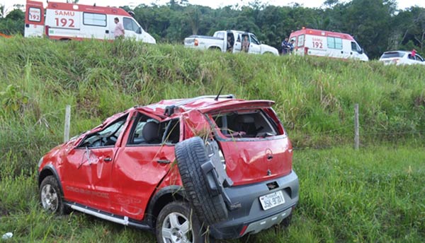 Motorista dorme ao volante, sai da pista e capota na BA 489 (1)