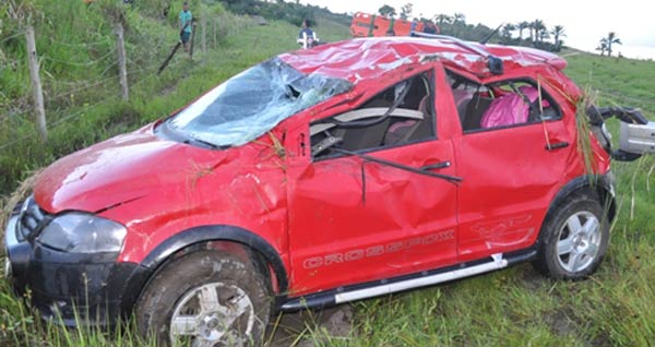 Motorista dorme ao volante, sai da pista e capota na BA 489 (3)