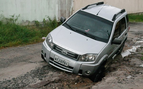 Pela segunda vez no mesmo dia carro cai em buraco da MRM, desta vez no Jardim Caraipe