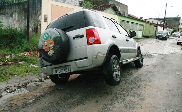 Pela segunda vez no mesmo dia carro cai em buraco da MRM, desta vez no Jardim Caraipe2