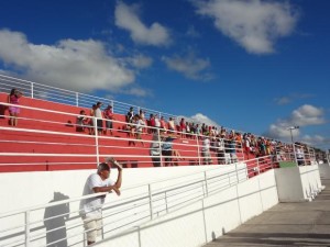Serrano 2 Bahia de Feira 2 dia 12 de janeiro de um lado a arquibancada vazia ainda interditada pela FBF
