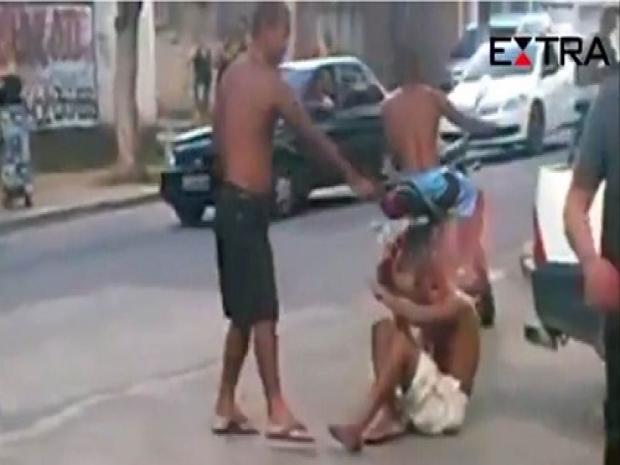 Homem sendo executado em rua movimentada do Rio