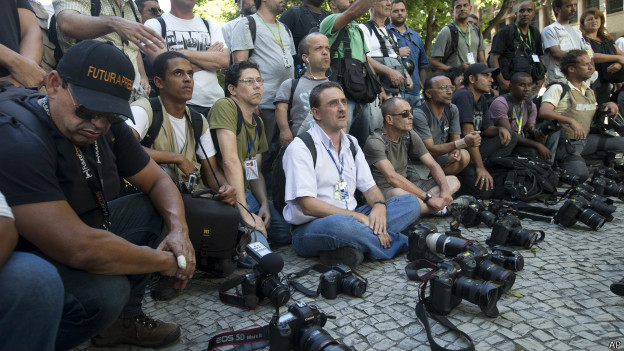 Jornalistas no Rio fazem homenagem a cinegrafista morto em protesto.