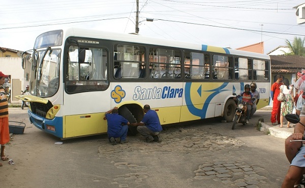 Onibus da Santa Clara solta a roda no centro