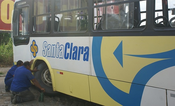 Onibus da Santa Clara solta a roda no centro2