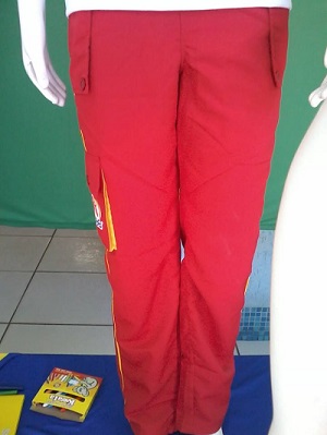 Uniforme escolar com as cores do PT3