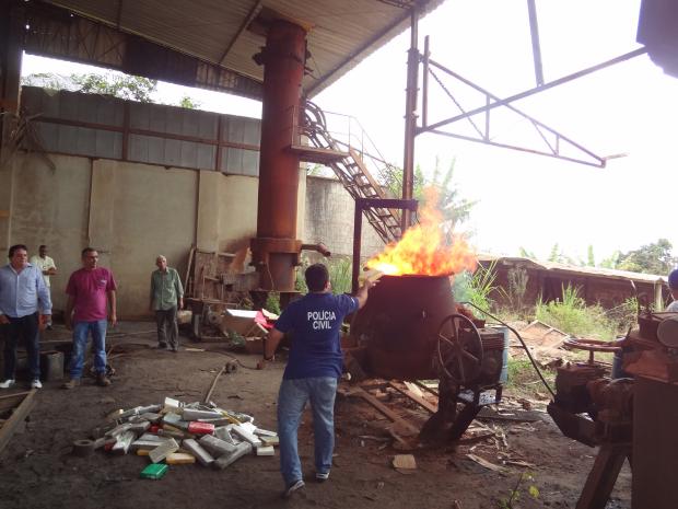 127 quilos de drogas sendo incineradas em Teixeira (6)