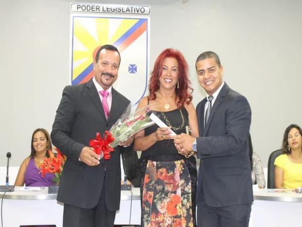 Adriano Souza e Miro entrega buque a Angelica Gusmao