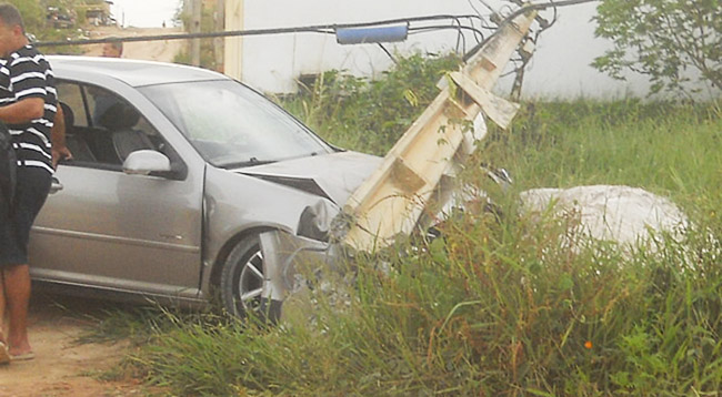 Carro-bante-em-poste-ladeira-do-colna