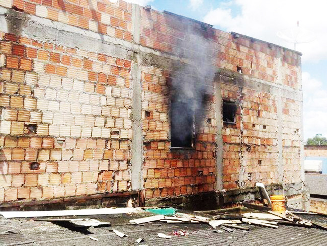 Crianca-coloca-fogo-em-casa