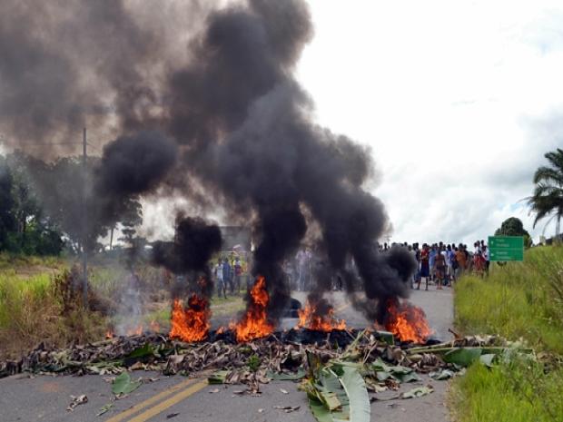 Moradores bloqueiam BA-489 reivindicando melhorias (1)