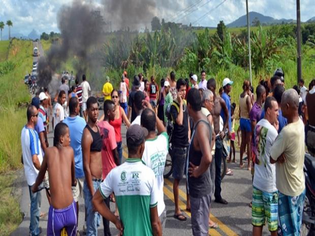 Moradores bloqueiam BA-489 reivindicando melhorias (2)