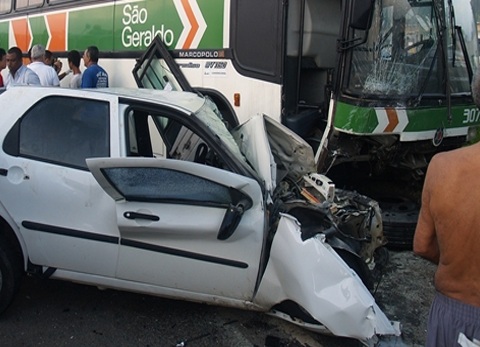 Acidente entre onibus da Sao Geraldo e Fiat Palio deixa tres mortos e um ferido