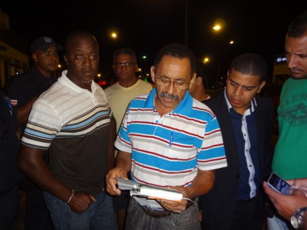 Adilson Xavier lendo documento do MP