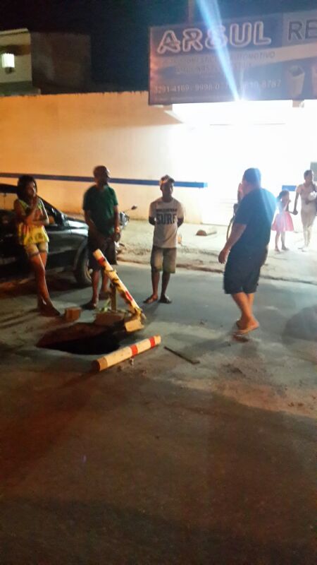 Buraco quebra Siena na avenida Sao Paulo (1)