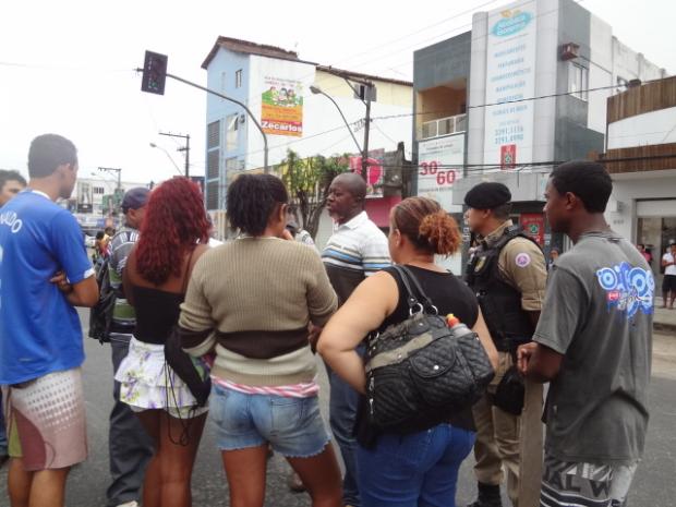 Feirantes fecham centro da cidade em protesto (1)