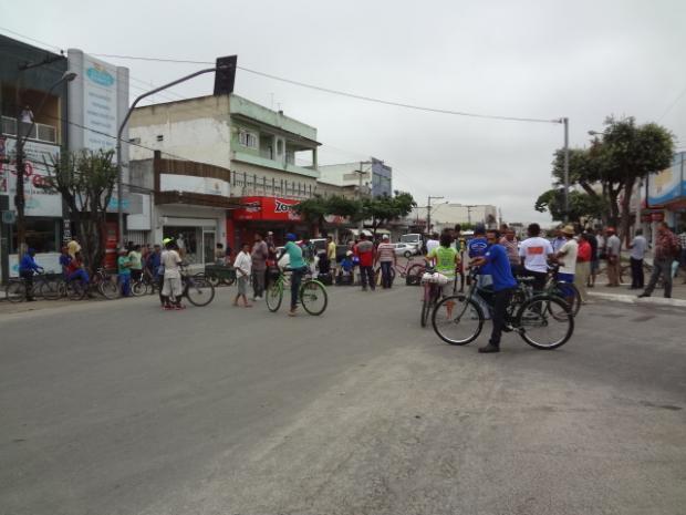 Feirantes fecham centro da cidade em protesto (4)