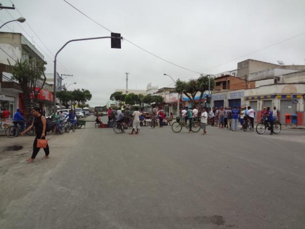 Feirantes fecham centro da cidade em protesto (5)