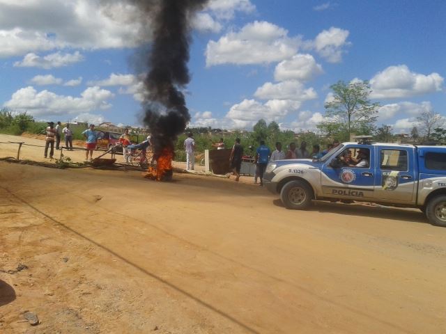 Moradores do Colina Verde interditam vias de acesso ao bairro reivindicando melhorias