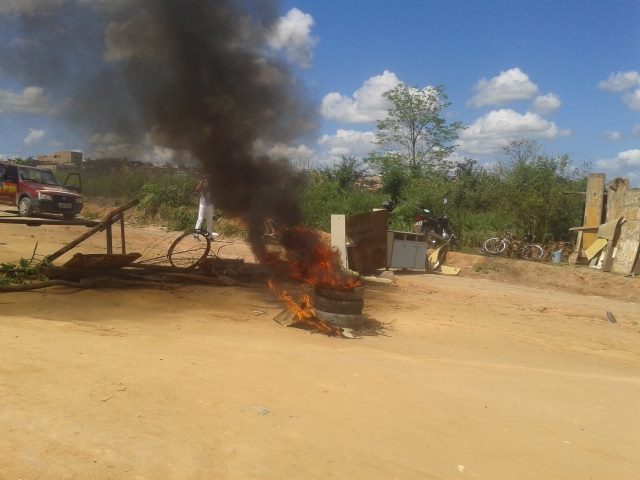Moradores do Colina Verde interditam vias de acesso ao bairro reivindicando melhorias2