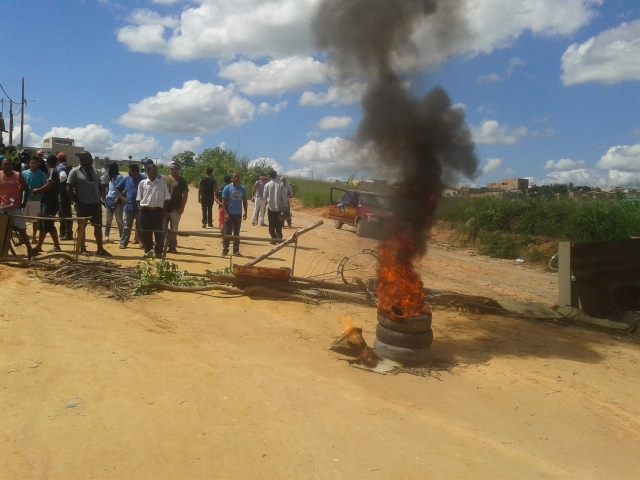 Moradores do Colina Verde interditam vias de acesso ao bairro reivindicando melhorias3
