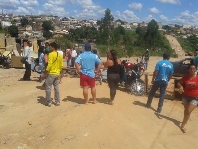 Moradores do Colina Verde interditam vias de acesso ao bairro reivindicando melhorias4