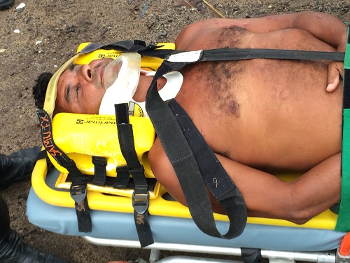 Motorista do Doblo sendo socorrido