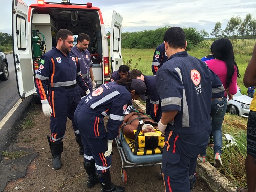 Motorista do Doblo sendo socorrido2