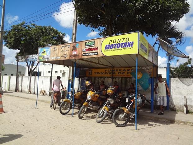 Ponto de mototaxis em frente HMTF (1)