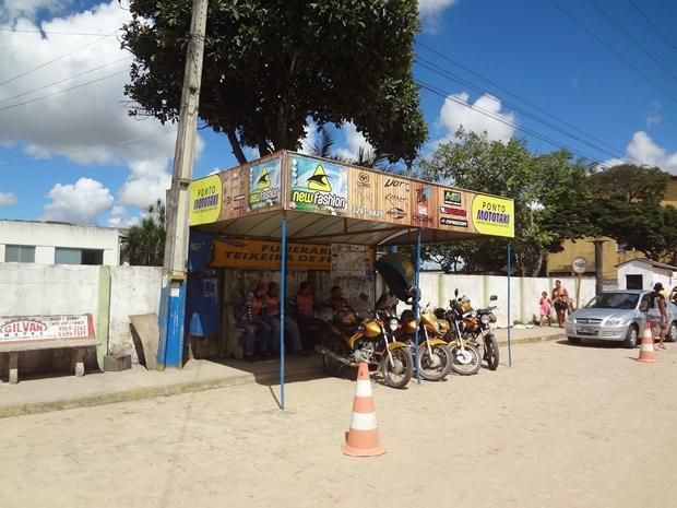 Ponto de mototaxis em frente HMTF (2)