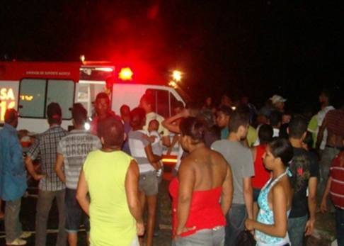 Veiculo desce ribanceira na BR-101 em Itamaraju e deixa 2 mortos e 3 feridos