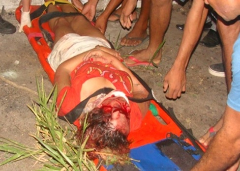 Veiculo desce ribanceira na BR-101 em Itamaraju e deixa 2 mortos e 3 feridos2