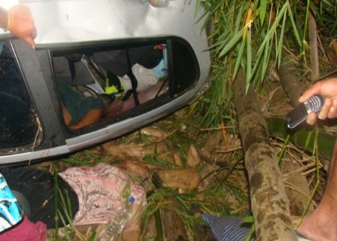 Veiculo desce ribanceira na BR-101 em Itamaraju e deixa 2 mortos e 3 feridos3