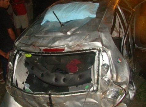 Veiculo desce ribanceira na BR-101 em Itamaraju e deixa 2 mortos e 3 feridos4