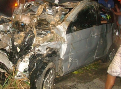 Veiculo desce ribanceira na BR-101 em Itamaraju e deixa 2 mortos e 3 feridos5