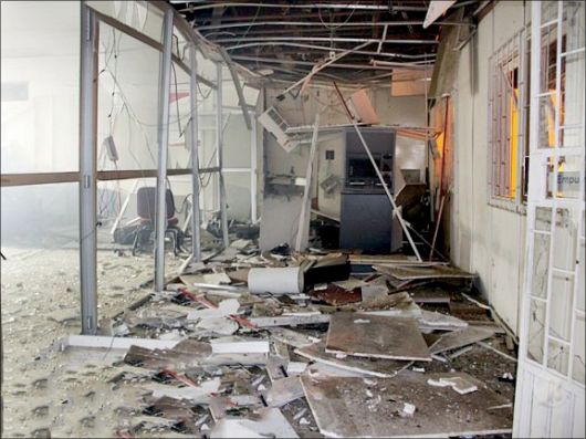 Bandidos explodem caixa eletronico do Bradesco em Itagimirim deixando moradores apavorados